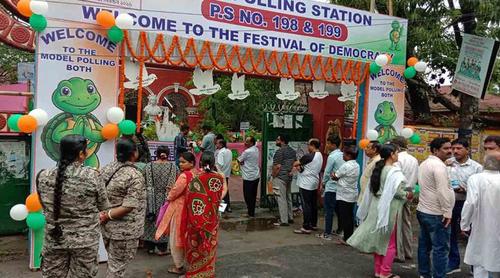 পশ্চিমবঙ্গের বিধানসভা নির্বাচন: চলছে প্রথম দফার ভোটগ্রহণ