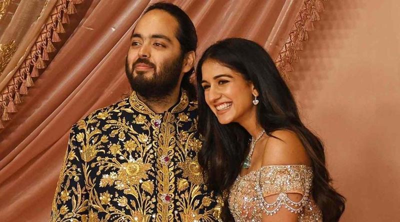 আইপিএল চলাকালীন গ্যালারিতে রোম্যান্সে মগ্ন রাধিকা-অনন্ত, ভিডিও ভাইরাল