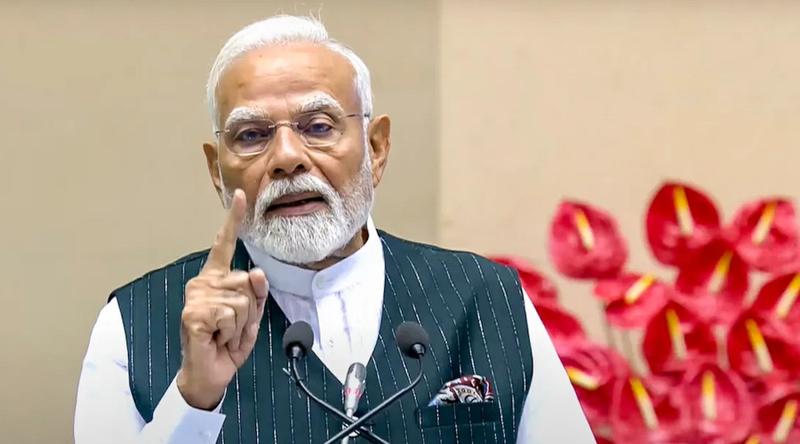 ঝালমুড়ি খেলাম আমি, আর ঝাল লাগল তৃণমূলের: নরেন্দ্র মোদি