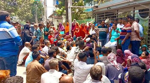 বাড়ির সামনে ভূমিহীনদের অনশন ভাঙালেন ভূমিমন্ত্রী