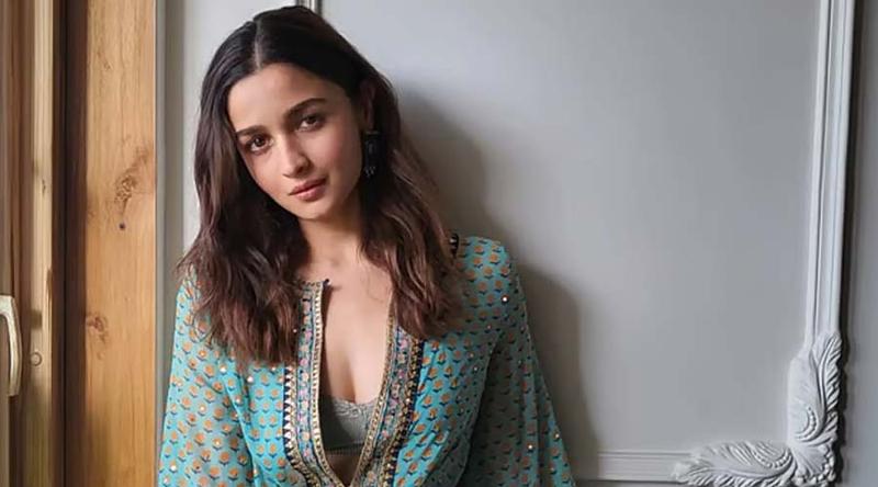 কেন হাত পা ঢেকে জড়োসড়ো হয়ে দাঁড়িয়েছিলেন আলিয়া?