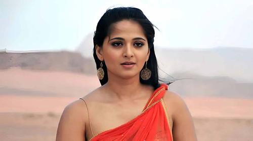 পরিবারের চাপেই কী বিয়ের সিদ্ধান্ত নিলেন অভিনেত্রী আনুশকা শেঠি?