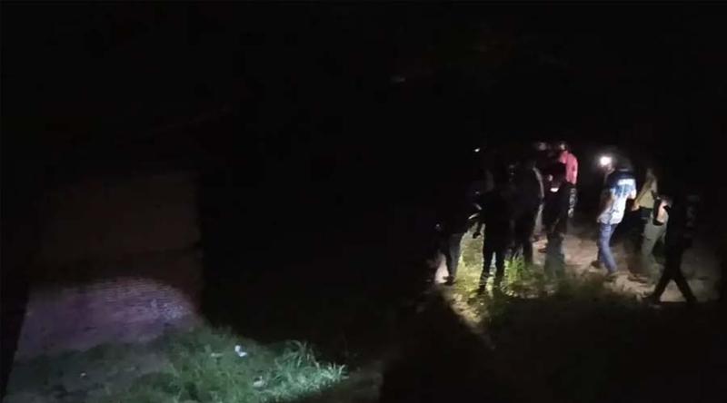 ট্রেনের ছাদে ভ্রমণের সময় ব্রিজের গার্ডারে ধাক্কায় যুবকের মৃত্যু