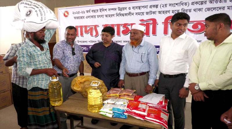 ভোলায় কর্মহীন ১৩ হাজার ৬০০ জেলের মধ্যে খাদ্যসামগ্রী বিতরণ