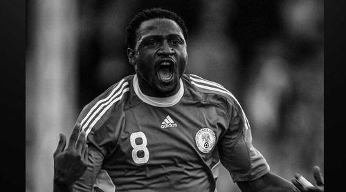 মাঠে লুটিয়ে পড়ে নাইজেরিয়ার সাবেক স্ট্রাইকারের মৃত্যু