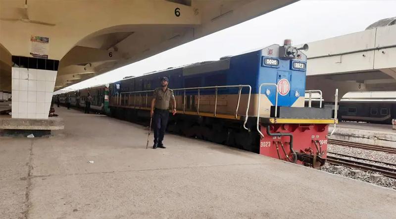 কমলাপুরে চলন্ত ট্রেনে উঠতে গিয়ে প্রাণ গেল নারীর