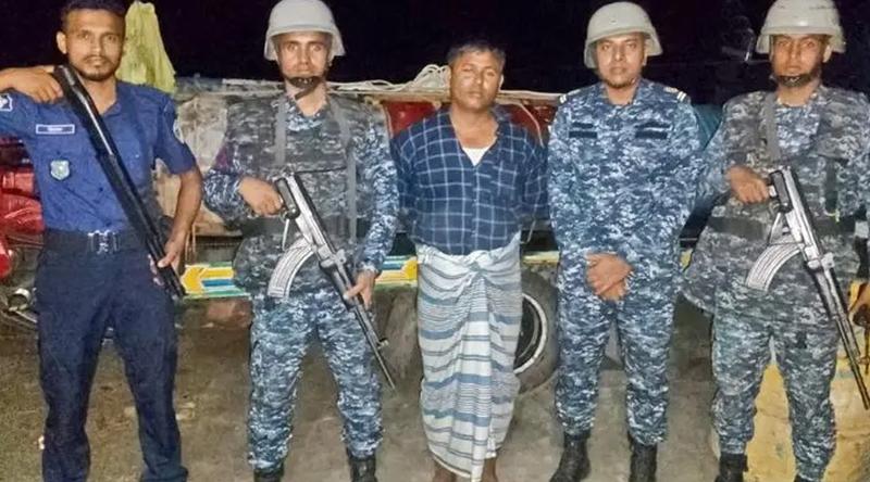 নৌবাহিনীর অভিযানে ৩ হাজার লিটার মজুত ডিজেলসহ আটক ১