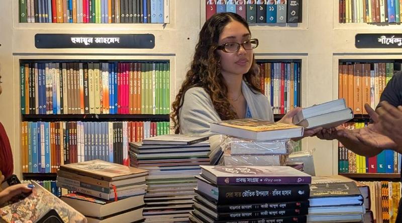 বিশ্বসাহিত্য কেন্দ্র থেকে বই কিনলেন জাইমা রহমান