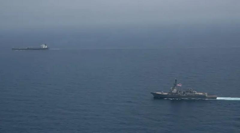 আরব সাগরে ইরানের জাহাজ আটক করল মার্কিন বাহিনী