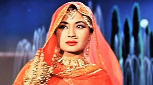 ছুরি দেখিয়ে অভিনেত্রীর অটোগ্রাফ নিয়েছিলেন ডাকাত