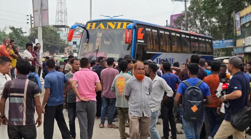 নওগাঁয় শ্রমিকদের দ্বন্দ্বে বন্ধ আন্তঃজেলা বাস-সিএনজি চলাচল