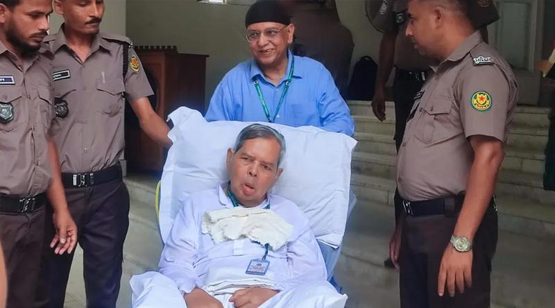 হুইলচেয়ারে ট্রাইব্যুনালে এসে দীপু মনির সঙ্গে দেখা করলেন স্বামী