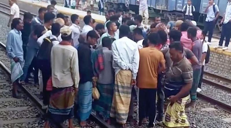 সিরাজগঞ্জে চলন্ত ট্রেনে মাথা বের করেছিলেন যাত্রী, হারাতে হলো প্রাণ