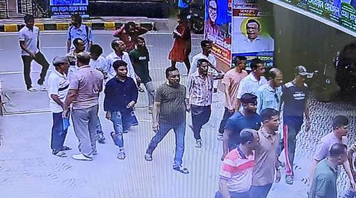 খুলনায় প্রেসক্লাবে ঢুকে কর্মরত সাংবাদিকদের লাঞ্ছনা, সড়ক অবরোধ করে বিক্ষোভ