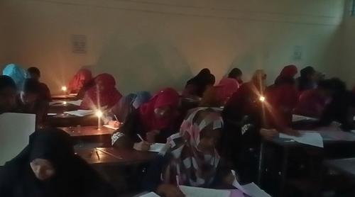 বিদ্যুৎ না থাকায় মোমবাতি জ্বালিয়ে এসএসসি পরীক্ষা দিলো ৮৫৪ শিক্ষার্থী