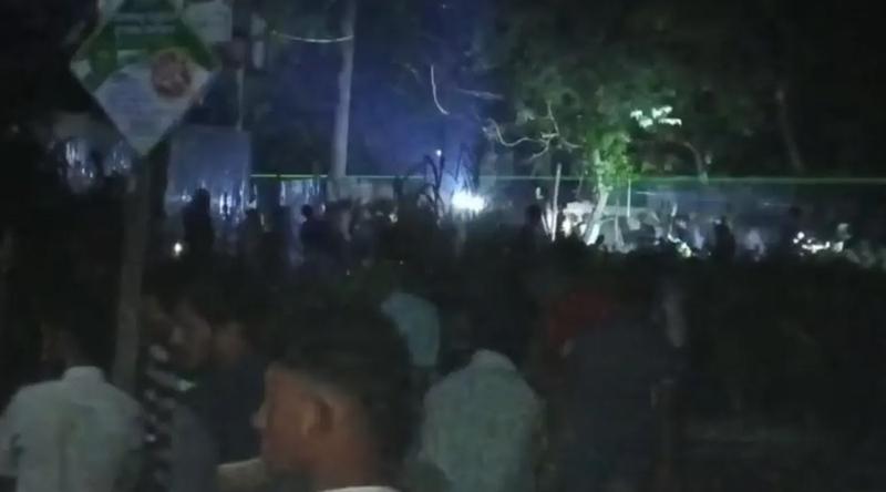 টাকা লেনদেন নিয়ে বিরোধ, টর্চ জ্বালিয়ে তুমুল সংঘর্ষের জেরে রণক্ষেত্র ব্রাহ্মণবাড়িয়া