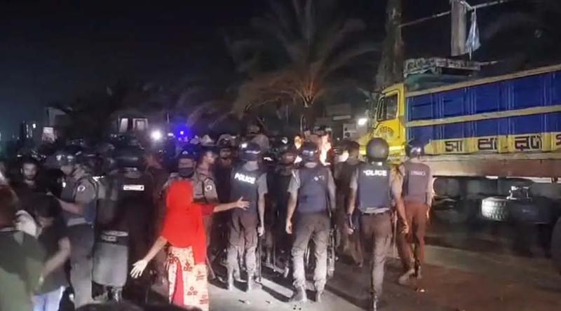 আশুলিয়ায় পুলিশের লাঠিচার্জে ছত্রভঙ্গ কারখানার শ্রমিকরা