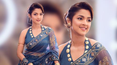 নীল রঙের জামদানি শাড়িতে নজর কাড়লেন সাদিয়া আয়মান