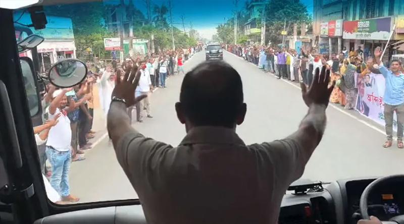সড়কের দুই পাশে জনতার ঢল, ৩০ কিলোমিটারজুড়ে প্রধানমন্ত্রীকে সংবর্ধনা