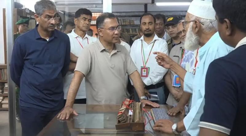 যশোর ইনস্টিটিউট পাবলিক লাইব্রেরি পরিদর্শনে মুগ্ধ প্রধানমন্ত্রী