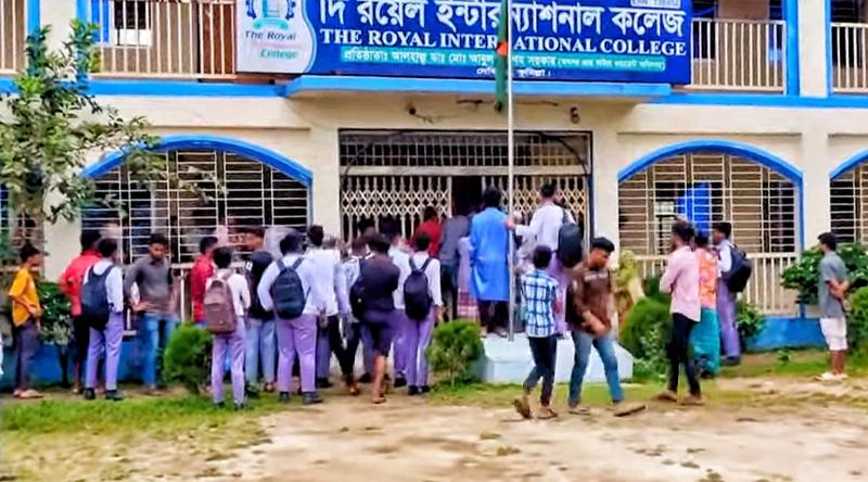 দেবিদ্বারে অধ্যক্ষকে তাড়িয়ে দিতে কলেজে বহিরাগতদের হামলা 