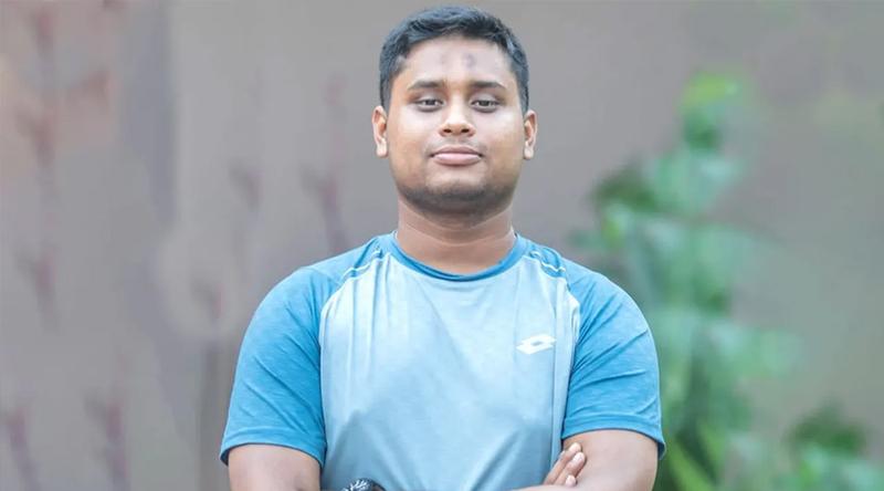 কাকে ‘লালকার্ড’ দেখালেন হাসনাত?