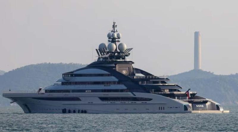 মার্কিন অবরোধের মাঝেই হরমুজ প্রণালি অতিক্রম করল রুশ ধনকুবের বিলাসবহুল জাহাজ