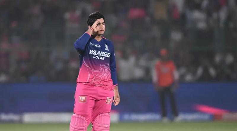 বৈভবের সঙ্গে ছবি তুলতে গুনতে হবে ১০০ রুপি!