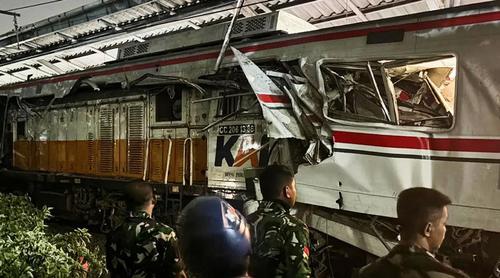 ইন্দোনেশিয়ায় ২ ট্রেনের সংঘর্ষ, নিহত ৪