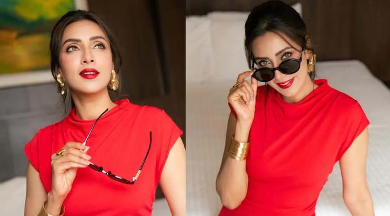 ‘রেড হট’ অবতারে নজর কাড়লেন মিম