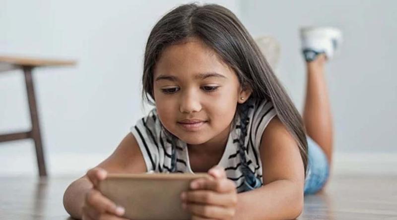 শিশুর হাতে স্মার্টফোন, আদর নাকি বিপদ?