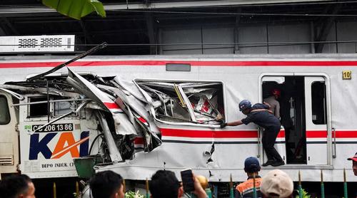 ইন্দোনেশিয়ায় ২ ট্রেনের সংঘর্ষে নিহতের সংখ্যা বেড়ে ১৪