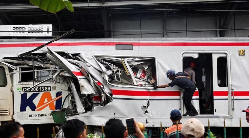 ইন্দোনেশিয়ায় ২ ট্রেনের সংঘর্ষে নিহতের সংখ্যা বেড়ে ১৪