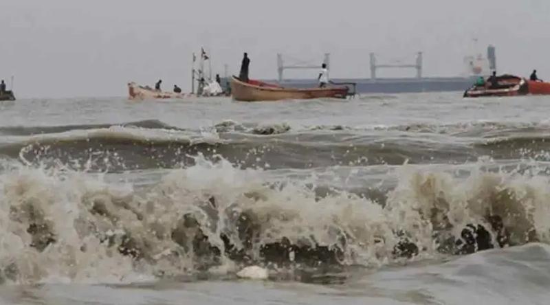 সমুদ্র বন্দরে ৩ নম্বর সংকেত, জেলে-নৌযান গভীর সমুদ্রে না যেতে নির্দেশ