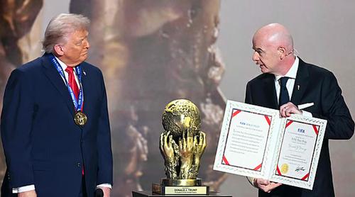 ট্রাম্পকে দেওয়া ‘ফিফা শান্তি পুরস্কার’ বাতিলের দাবি