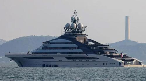 মার্কিন অবরোধ ফাঁকি দিয়ে হরমুজ পাড়ি দিল রাশিয়ান নৌ-যান