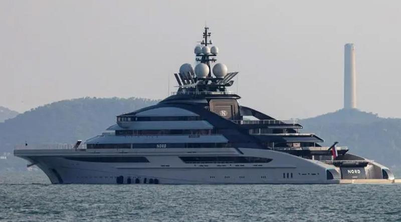 মার্কিন অবরোধ ফাঁকি দিয়ে হরমুজ পাড়ি দিল রাশিয়ান নৌ-যান