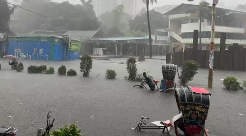 সামান্য বৃষ্টিতে তলিয়ে গেছে চট্টগ্রাম নগরী