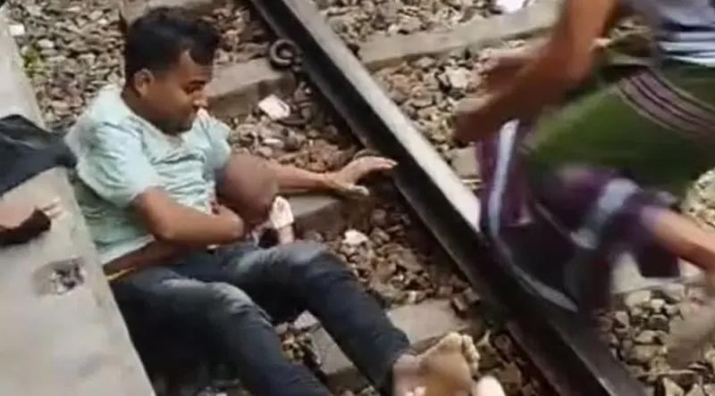 ট্রেন থেকে পড়ে যাওয়া সন্তানকে বাঁচাতে ঝাঁপ বাবার, অক্ষত দুজনই