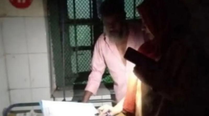 চট্টগ্রামে বিদ্যুতের অভাবে অন্ধকার হাসপাতাল, মোবাইলের আলোয় চলছে চিকিৎসাসেবা