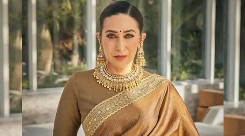 পাপারাজ্জিদের কড়া বার্তা দিলেন কারিশমা কাপুর