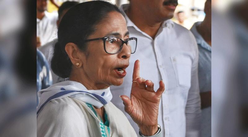 রেওয়াজ ভেঙে ভোটের সকালেই বুথ পরিদর্শনে মমতা