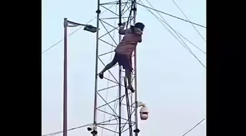 প্রেমের টানে মোবাইল টাওয়ারে উঠলেন বিবাহিত নারী, দাবি প্রেমিকের সঙ্গে থাকবেন