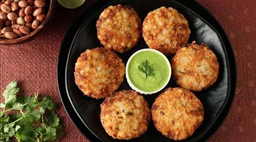 বৃষ্টির বিকেলে চায়ের সঙ্গে খেতে পারেন মজাদার সাবুদানার বড়া