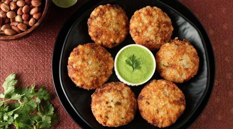 বৃষ্টির বিকেলে চায়ের সঙ্গে খেতে পারেন মজাদার সাবুদানার বড়া