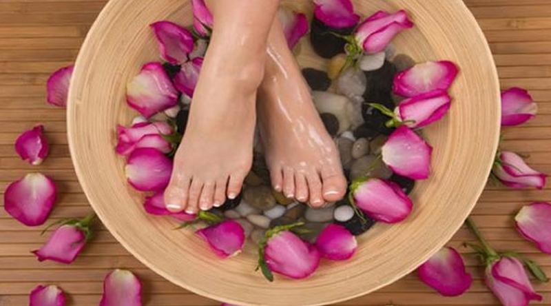 বৃষ্টির দিনে পায়ের যত্ন নিবেন কীভাবে?