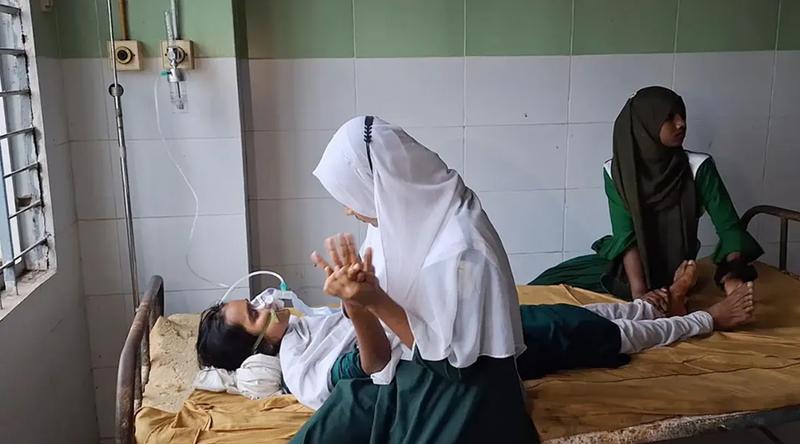 বরগুনায় বজ্রপাতের বিকট শব্দে অসুস্থ হয়ে হাসপাতালে ১১ শিক্ষার্থী