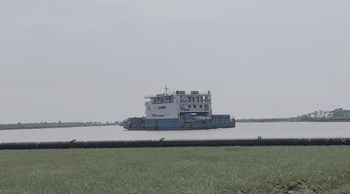 বৈরী আবহাওয়ায় লক্ষ্মীপুর-ভোলা নৌরুটে ফেরি চলাচল বন্ধ