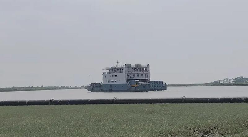 বৈরী আবহাওয়ায় লক্ষ্মীপুর-ভোলা নৌরুটে ফেরি চলাচল বন্ধ
