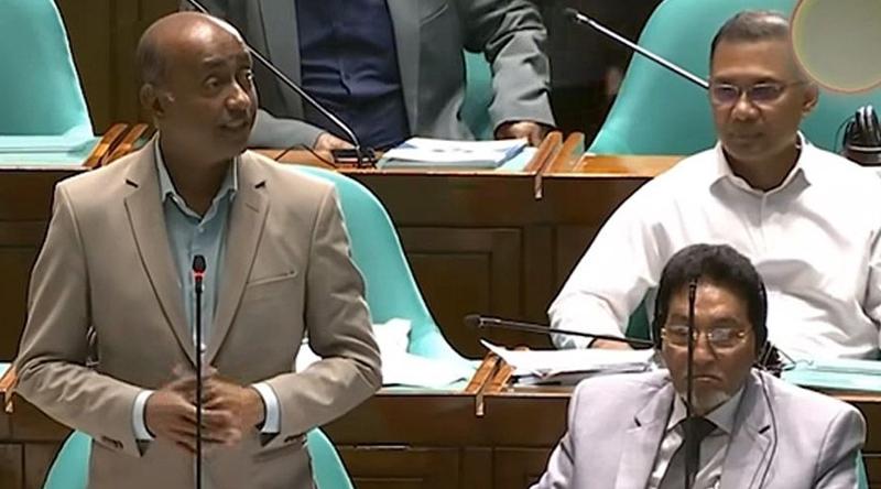 কী কারণে নিজের আসনে না গিয়ে পেছনে বসলেন প্রধানমন্ত্রী?